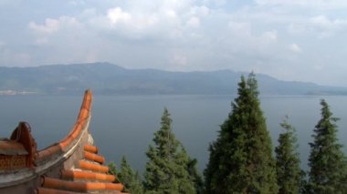 Yunnan ilindeki Fuxian Gölü 'ndeki Çin Budist Manastırı..