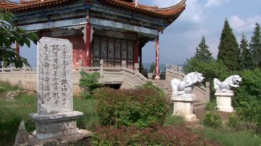 Yunnan ilindeki Fuxian Gölü 'ndeki Çin Budist Manastırı..