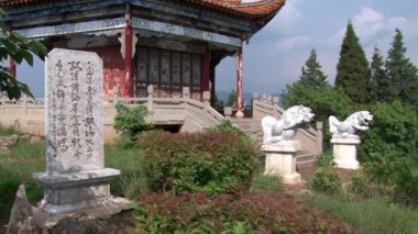 Yunnan ilindeki Fuxian Gölü 'ndeki Çin Budist Manastırı..
