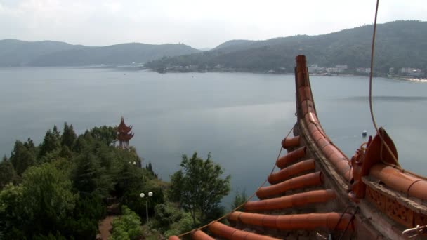 Monasterio budista chino en el lago Fuxian en la provincia de Yunnan China. — Vídeo de stock