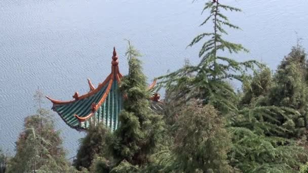 Monasterio budista chino en el lago Fuxian en la provincia de Yunnan China. — Vídeos de Stock