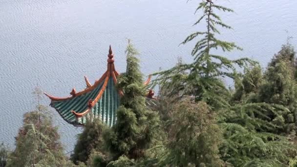 Kínai buddhista kolostor a Fuxian-tó Yunnan tartomány Kínában. — Stock videók