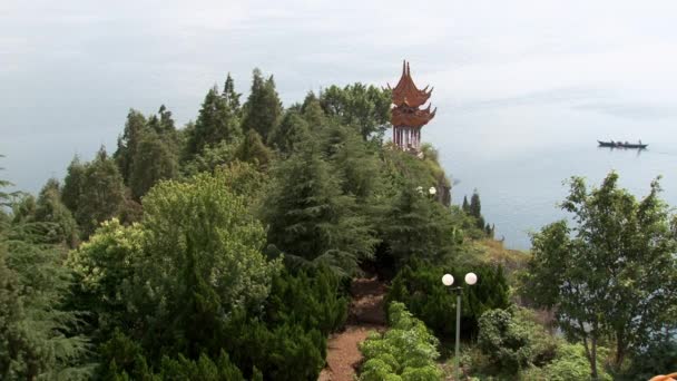 윈난 성에 있는 푸시 안 호수에 있는 중국 불교 사원. — 비디오