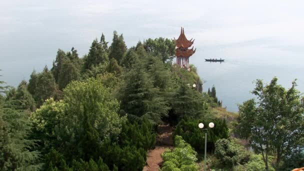Monasterio budista chino en el lago Fuxian en la provincia de Yunnan China. — Vídeo de stock