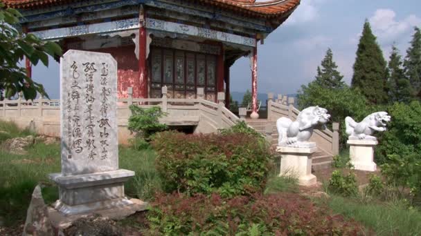 Biara Buddhis Cina di Danau Fuxian di Provinsi Yunnan Cina. — Stok Video