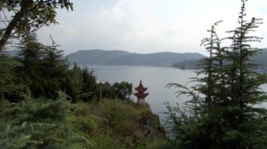 Çin 'in Yunnan Eyaleti' ndeki Fuxian Gölü sahilindeki Panorama..