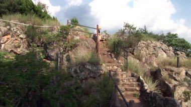 Yunnan Eyaleti 'ndeki Fuxian Gölü kıyısında Çin usulü çatı çardağı..