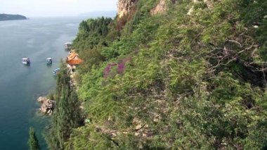 Yunnan Eyaleti 'ndeki Fuxian Gölü kıyısında Çin usulü çatı çardağı..