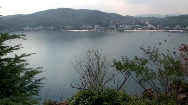 Panorama de la ciudad china en la playa del lago Fuxian en la provincia de Yunnan China. — Vídeo de stock