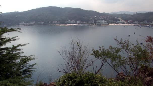 Panoráma kínai város a strandon a Fuxian-tó Yunnan tartomány Kína. — Stock videók