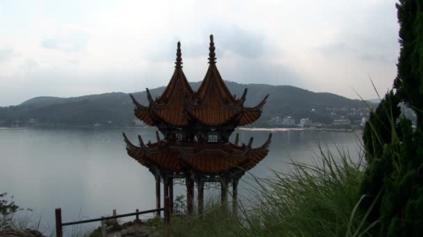 Mirador de techo en estilo chino en la costa del lago Fuxian en la provincia de Yunnan China. — Vídeo de stock