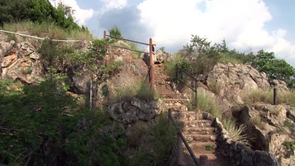 Mirador de techo en estilo chino en la costa del lago Fuxian en la provincia de Yunnan China. — Vídeo de stock