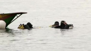 Dalgıçlar Fuxian Gölü 'nde dalmaya hazırlanıyorlar..
