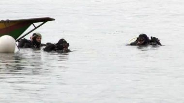 Dalgıçlar Fuxian Gölü 'nde dalmaya hazırlanıyorlar..
