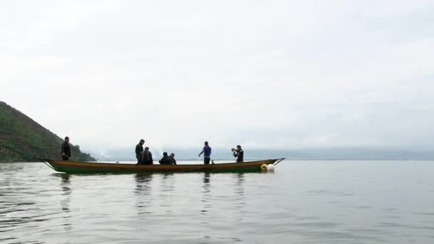Дайверы готовятся к дайвингу в озере Фусянь. — стоковое видео