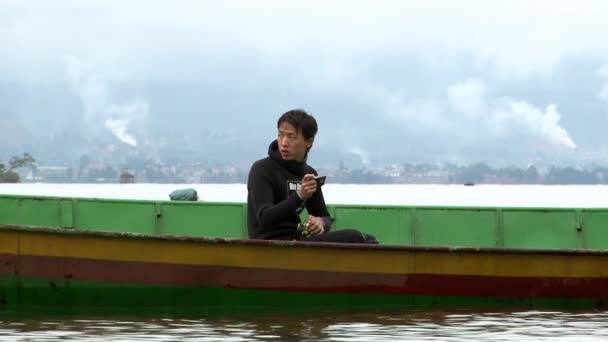 Los buceadores se preparan para bucear en el lago Fuxian. — Vídeos de Stock