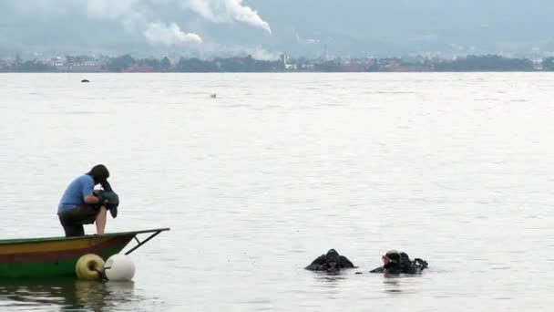 Duikers bereiden zich voor op duiken in Fuxian Lake. — Stockvideo