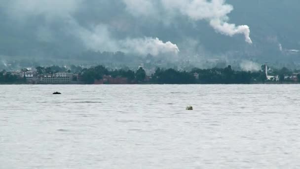 Divers prepare for diving in Fuxian Lake. — Stock Video