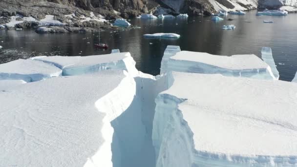 4K Letecká krajina zasněžených hor a ledových břehů v Antarktidě — Stock video