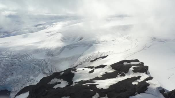 4K Paesaggio aereo di montagne innevate e spiagge ghiacciate in Antartide — Video Stock