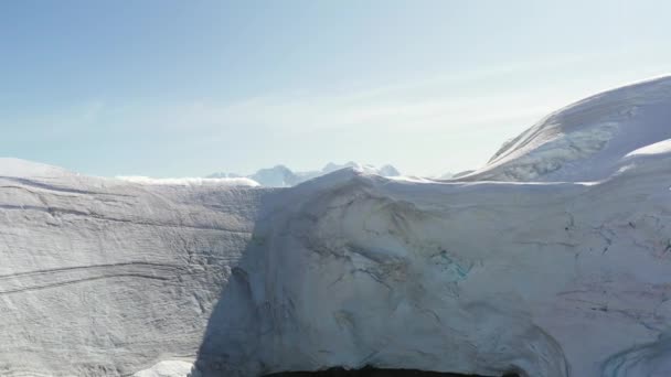 4K Antennlandskap med snöiga berg och isiga stränder i Antarktis — Stockvideo