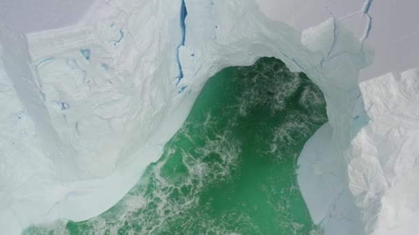 Riesiger schwimmender Eisberg aus schmelzendem Gletscher in der Antarktis. — Stockvideo