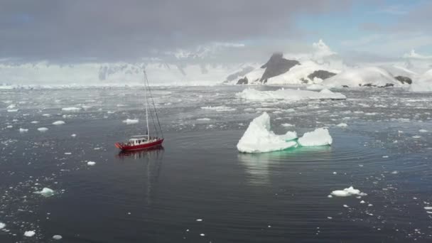 Riesiger schwimmender Eisberg aus schmelzendem Gletscher in der Antarktis. — Stockvideo