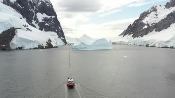 Calentamiento global y cambio climático. Icebergs From Melting Glacier in Antarctica. — Vídeos de Stock