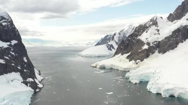 4K Luchtlandschap van besneeuwde bergen en ijzige kusten in Antarctica — Stockvideo