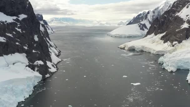 4K Aerial Landscape of snowy mountains and icy shores in Antarctica — Stock Video