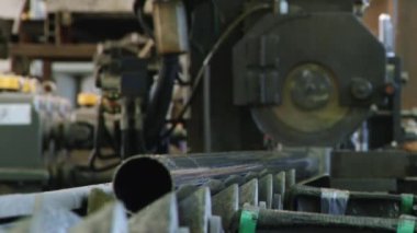 Fabrikadaki çelik boruların metal rulo makineleri üzerinde çalışmak.