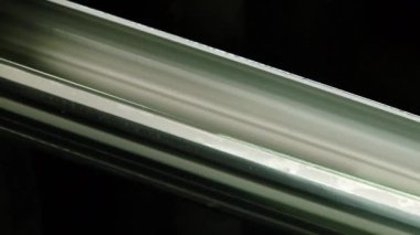 Fabrikadaki paslanmaz çelik boruların üretimi için makinelerde metalin bükülmesi.