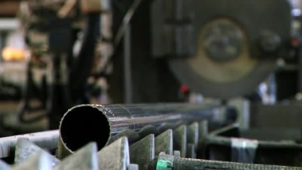 Fabrikadaki çelik boruların metal rulo makineleri üzerinde çalışmak. — Stok video