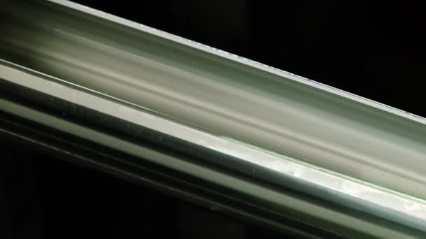 Doblado de metal en máquinas para la producción de tubos de acero inoxidable en fábrica. — Vídeos de Stock