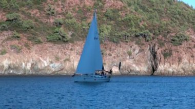 Türkiye 'de gölgede yattaki insanlar ve dağdaki güneş ışığı.