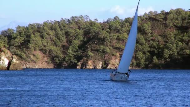 Persone su yacht sullo sfondo di ombra e luce solare sulla montagna in Turchia. — Video Stock