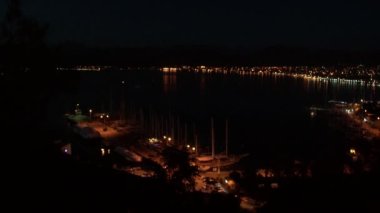 Marmaris, Türkiye 'de eğlence tekneleri, zanaat ve yatları limanının gece ışığı.