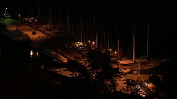 Lumière de nuit du port de bateaux de plaisance, bateaux et yachts à Marmaris, Turquie. — Video