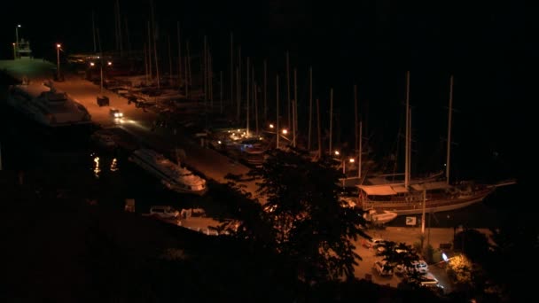 Νυχτερινό φως του λιμανιού σκαφών αναψυχής, σκαφών και σκαφών αναψυχής στο Μαρμαρίς της Τουρκίας. — Αρχείο Βίντεο