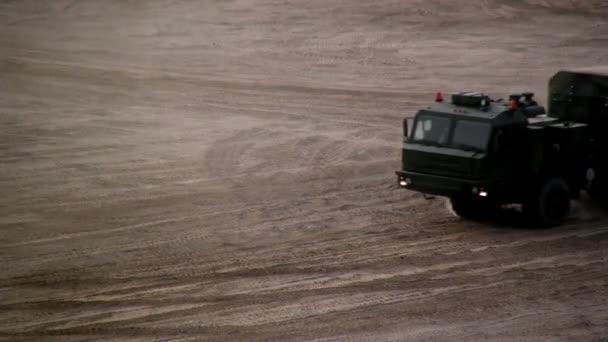 俄罗斯现代化军用坦克和装备纵队沿着尘土飞扬的道路行进. — 图库视频影像
