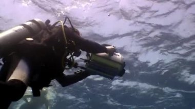 Kameraman su altında genç bir kadını görüntülüyor..