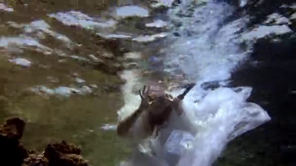 흰옷 과 카메라맨으로 물밑에 있는 젊은 여자. — 비디오