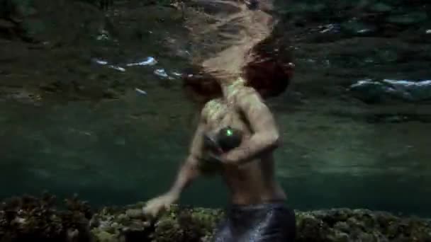 Mermaid girl underwater model in sea. — Stock Video