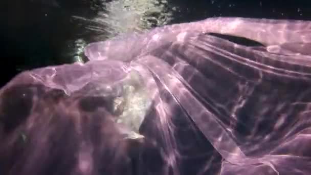 Giovane donna modello subacqueo in tessuto bianco su sfondo di acqua blu. — Video Stock