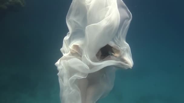 Jeune femme modèle sous-marin en tissu blanc représente la naissance d'un ange. — Video