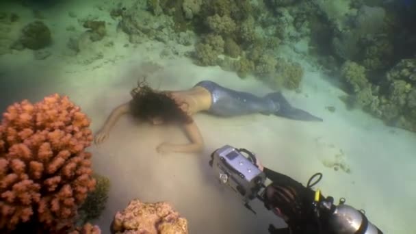 Kameraman su altında genç bir kadını görüntülüyor.. — Stok video