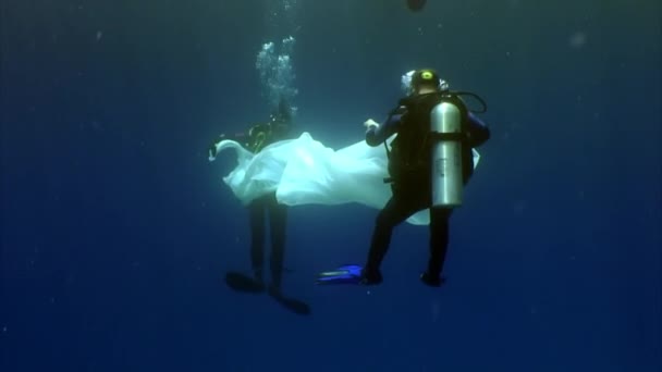 흰 천 과 카메라맨으로 물밑에 있는 젊은 여성. — 비디오