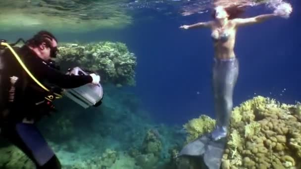 Kameraman fotograferar video ung kvinna under vatten modell sjöjungfru. — Stockvideo