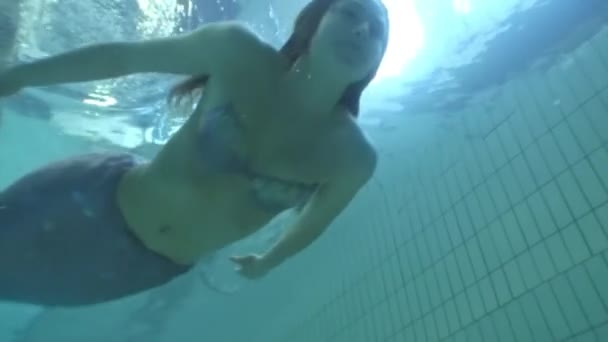 Sirena fata model subacvatic în piscină . — Videoclip de stoc