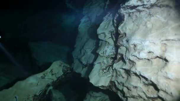 Mergulhador técnico em nadadeiras vermelhas na caverna subaquática de Budapeste — Vídeo de Stock